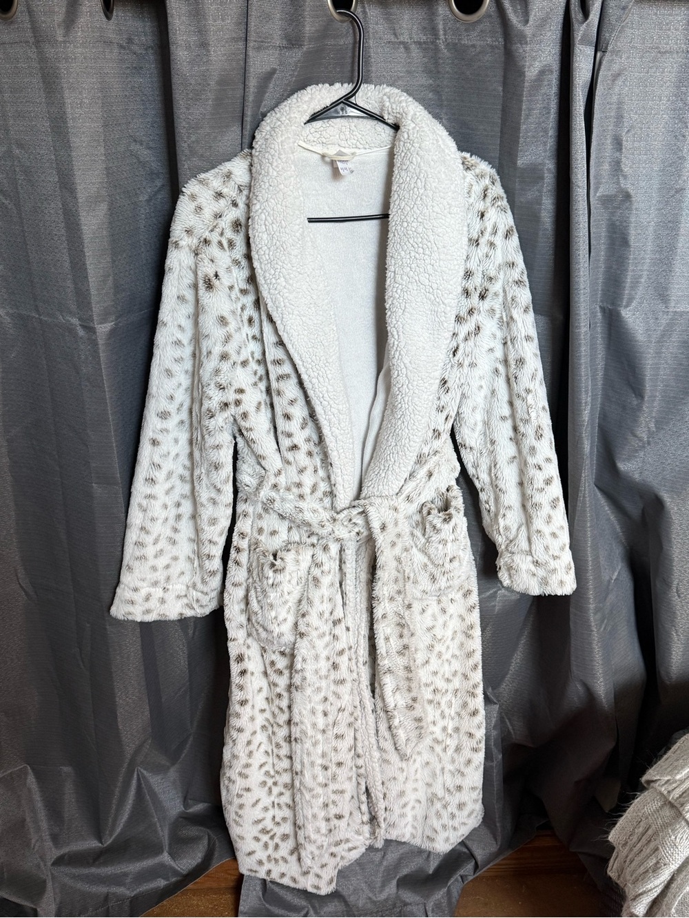 Cozy Faux Fur Leopard-Spot Robe - White with Brown Spots